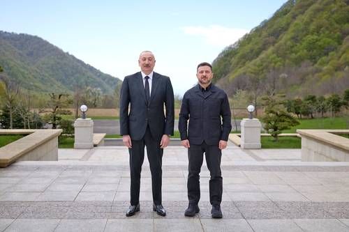 Zelensky-propone-negociar-con-Rusia-en-Azerbaiyan-tras-reunion-con-Aliyev